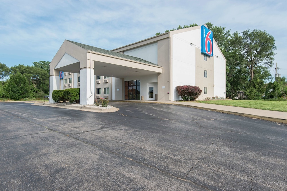Motel6 Lawrence, KS 33/38