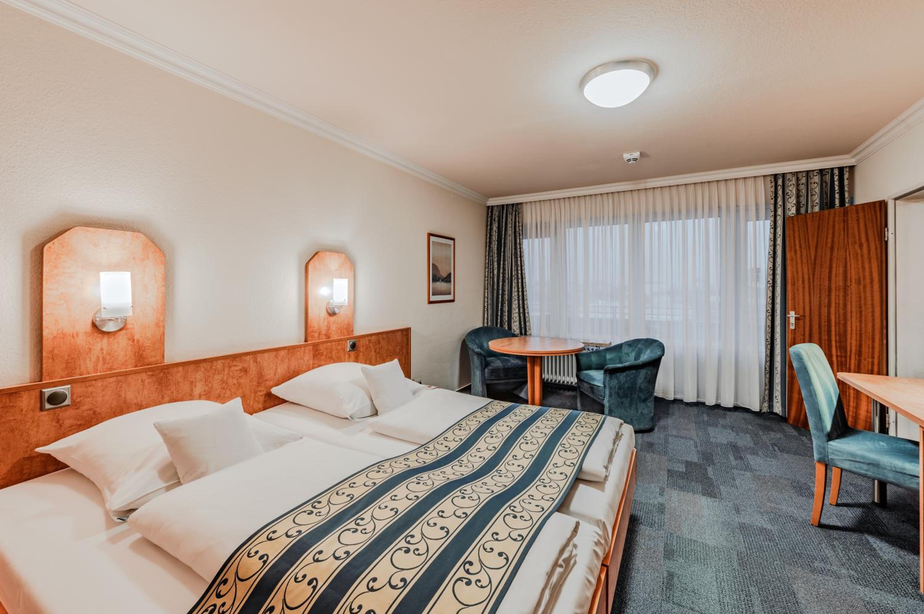 Connecting, 4 Beds