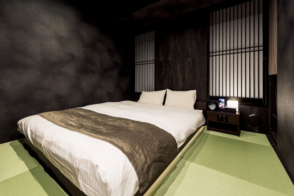 SUPERIOR, QUEEN BED