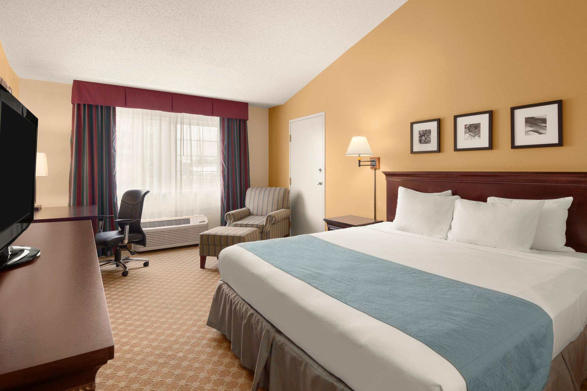 SUITE, QUEEN BED