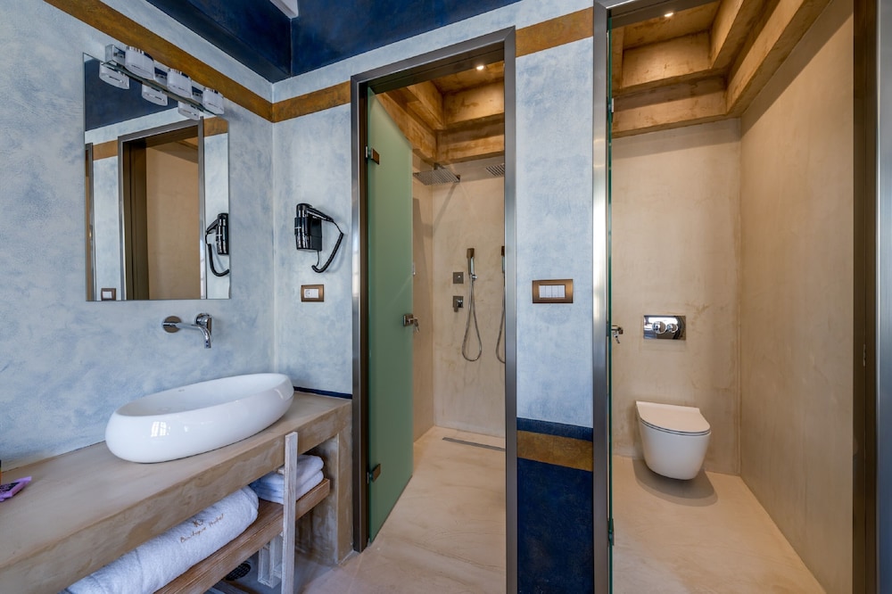 SUPERIOR, SUITE, KING BED, HOT TUB