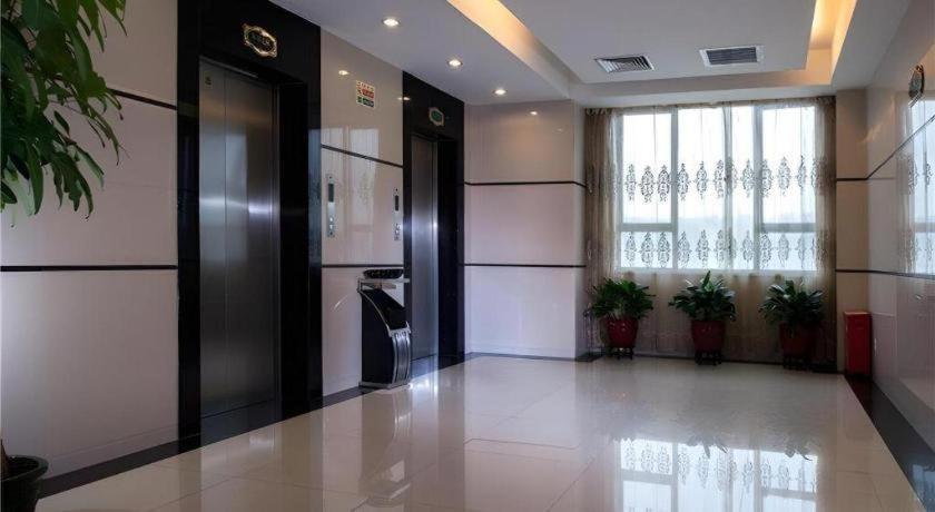 Vienna Hotel (Shenzhen Pinghu Center Metro Station) 23/42