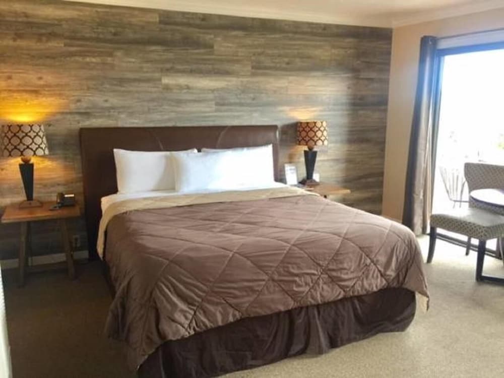 Inn By the Bay Monterey 19/56