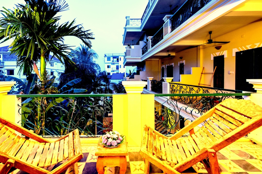 Golden Banana Residence 82/86