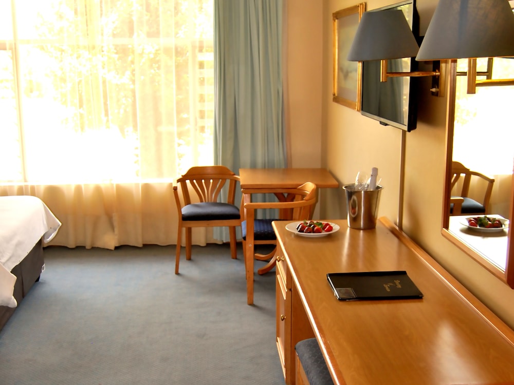 SAFARI LODGE HOTEL & CONVENTION CENTRE 28/50