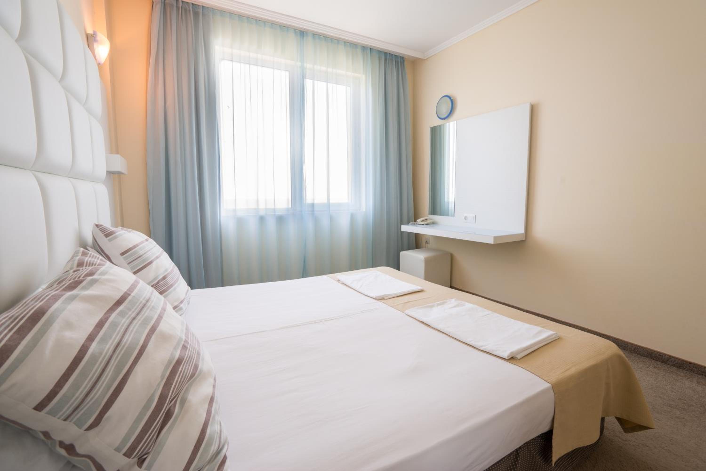 Perla Beach Hotel III 20/50