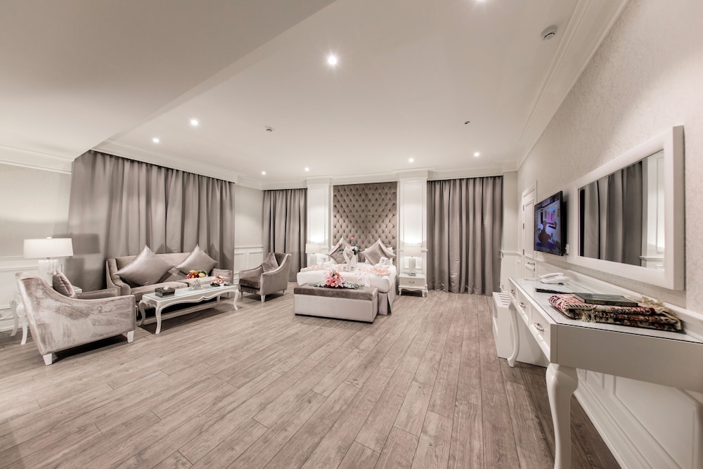 EXECUTIVE, SUITE, KING BED, BALCONY