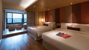 DELUXE, QUADRUPLE, 2 DOUBLE BEDS