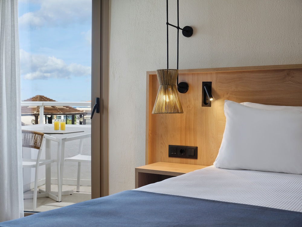 غرفة بسرير كوين بإطلالة جزئية على البحر مع أريكة، Atlantica Ocean Beach Resort 8/10