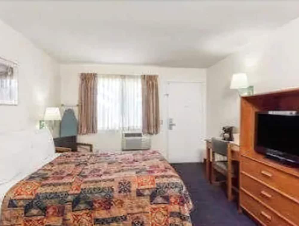 Days Inn by Wyndham San Marcos 14/17