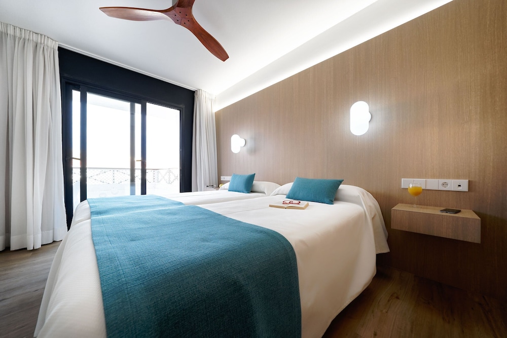 1 Bedroom, Deluxe, Single, Twin Beds, Sofa