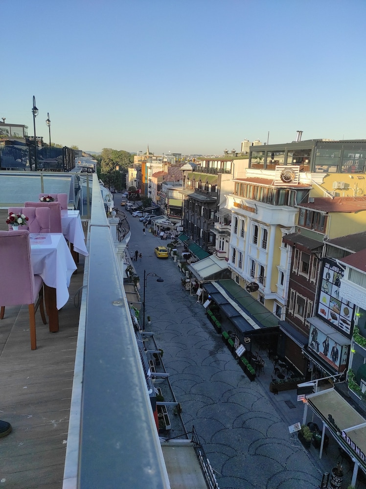 Magnaura House Hotel 50/53