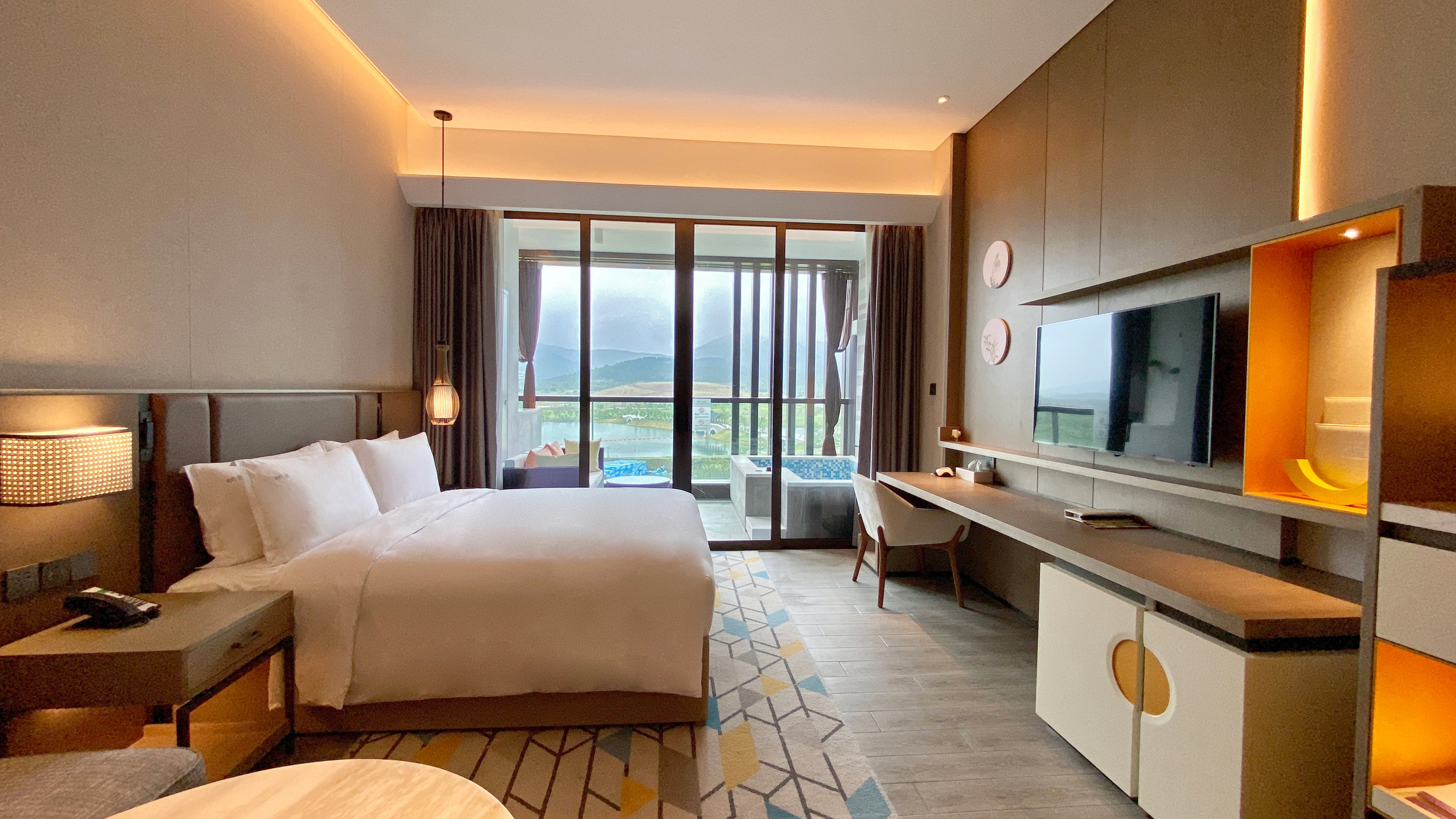 غرفة قياسية بسرير كينج بإطلالة على البحيرة، Holiday Inn Resort Maoshan Hot-Spring 3/10