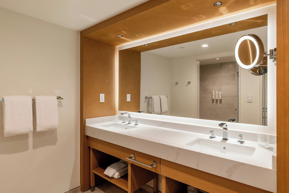 Tradewinds, Suite, King Bed, Ocean Front, Sofa, Adult Only, Club Lounge Access، Aruba Marriott And Stellaris Casino 3/5
