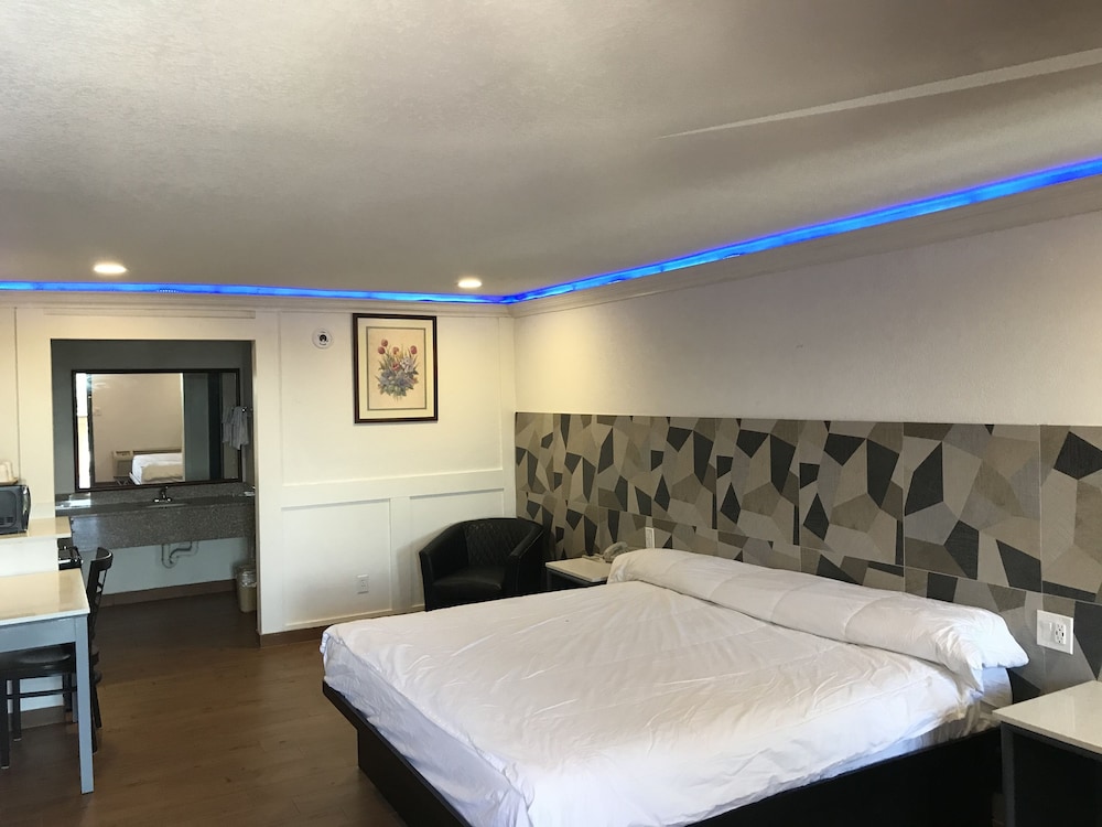 ROOM, KING BED