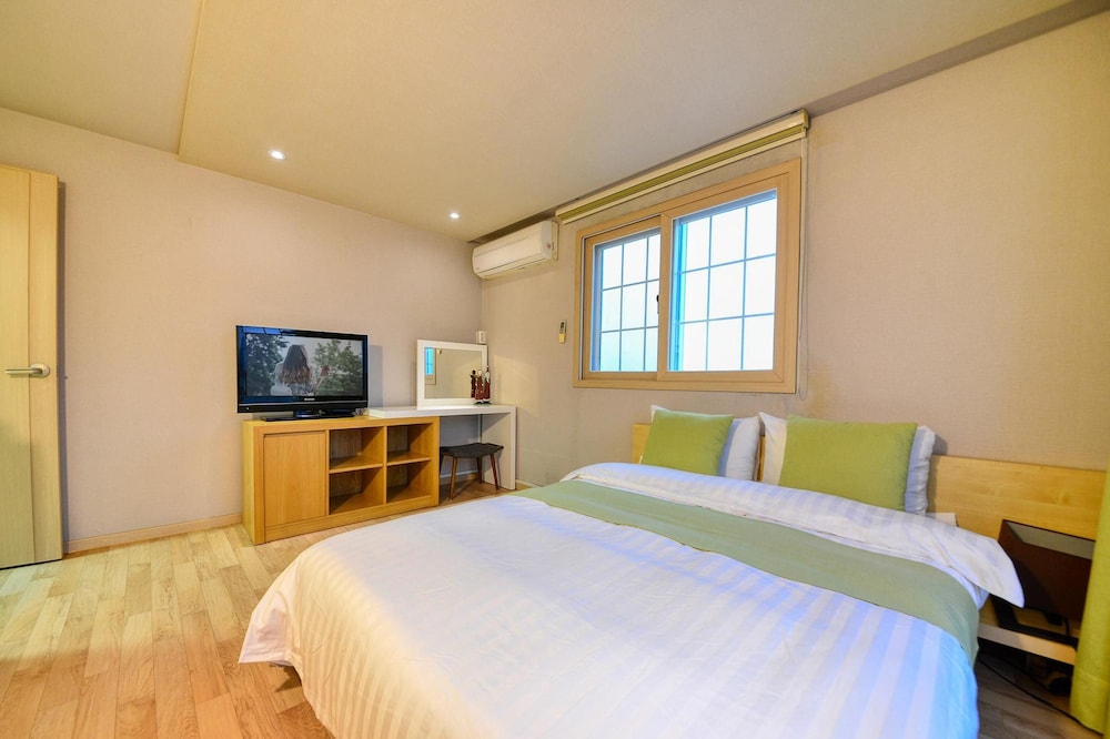 Tongyeong Mongdol House Pension 6/50