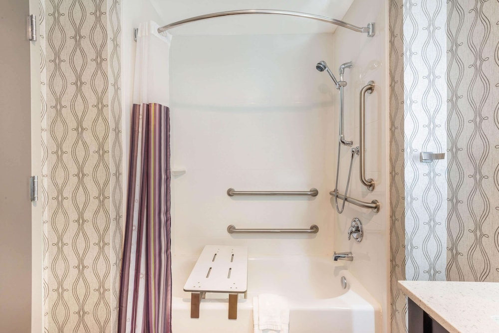 La Quinta Inn & Suites by Wyndham Aberdeen-APG 11/34