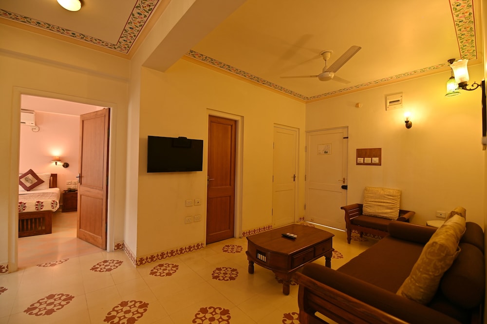 Om Niwas Suite Hotel 41/67