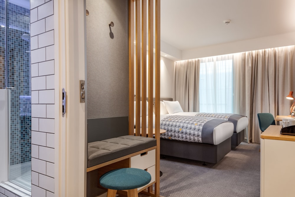 Holiday Inn London - Heathrow Bath Road 23/76