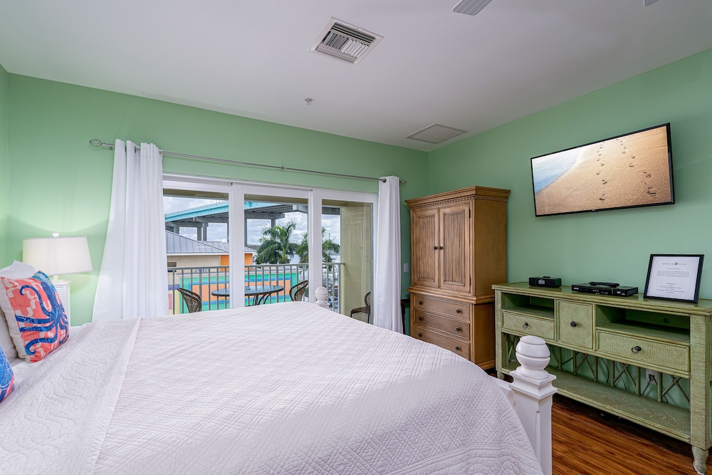 Studio, Suite, King Bed, City View, Sofa