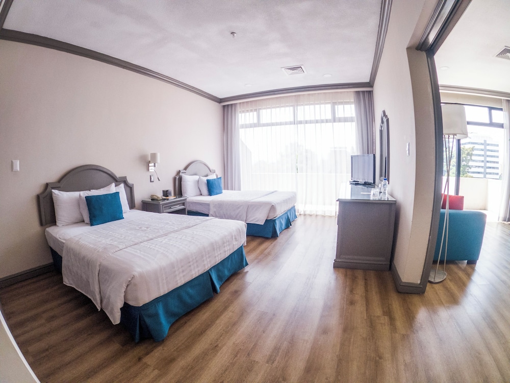 MASTER, SUITE, KITCHEN