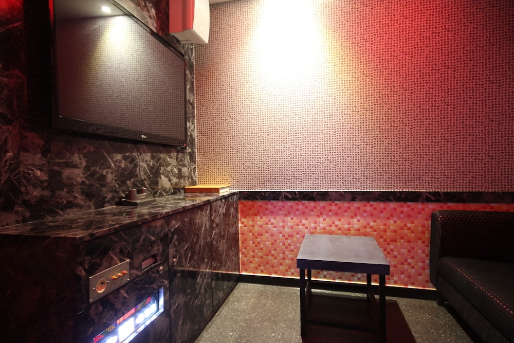 V Hotel 7/44