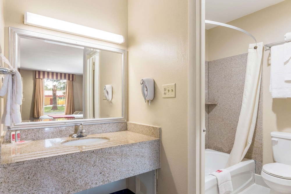 Econo Lodge Pocomoke City Hwy 13 17/23