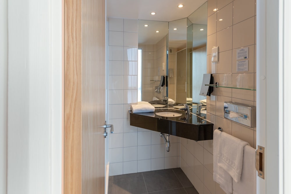 HOLIDAY INN EXPRESS SAINT NAZAIRE 76/76