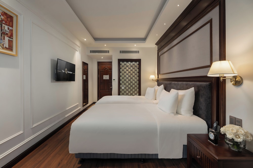 ROOM, DOUBLE OR TWIN BED
