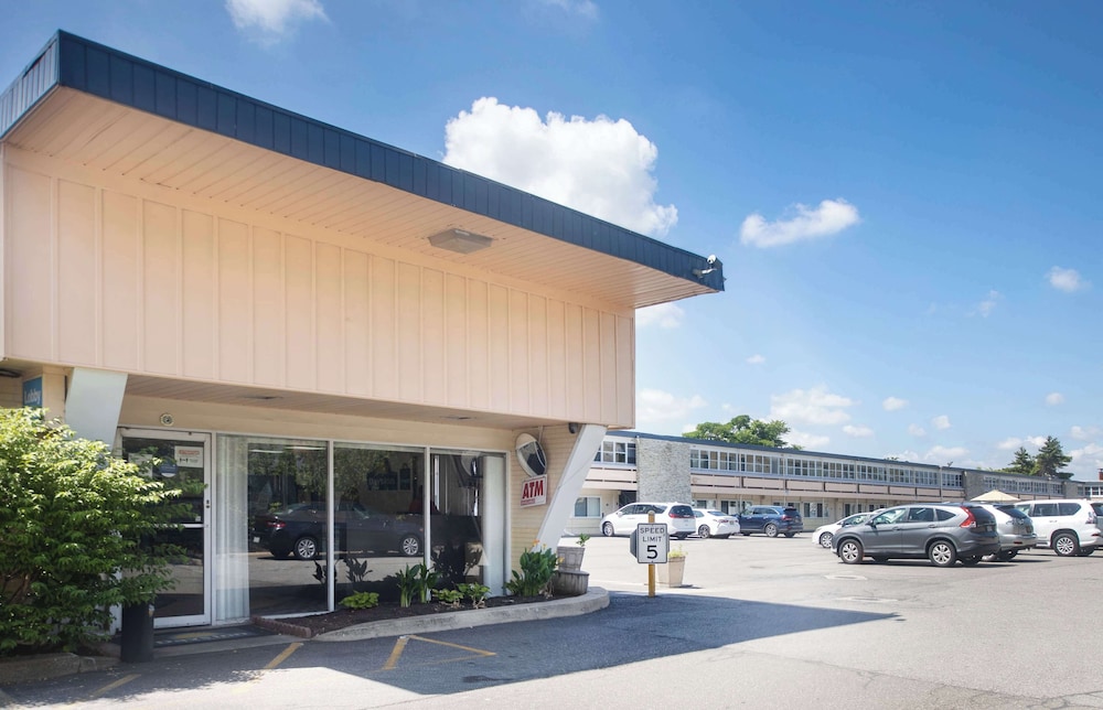 Days Inn by Wyndham Hicksville Long Island 20/20