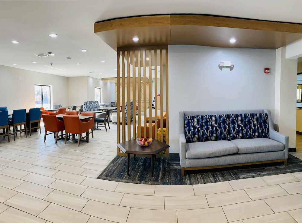 Holiday Inn Express Hotel Suites Plymouth 62/82