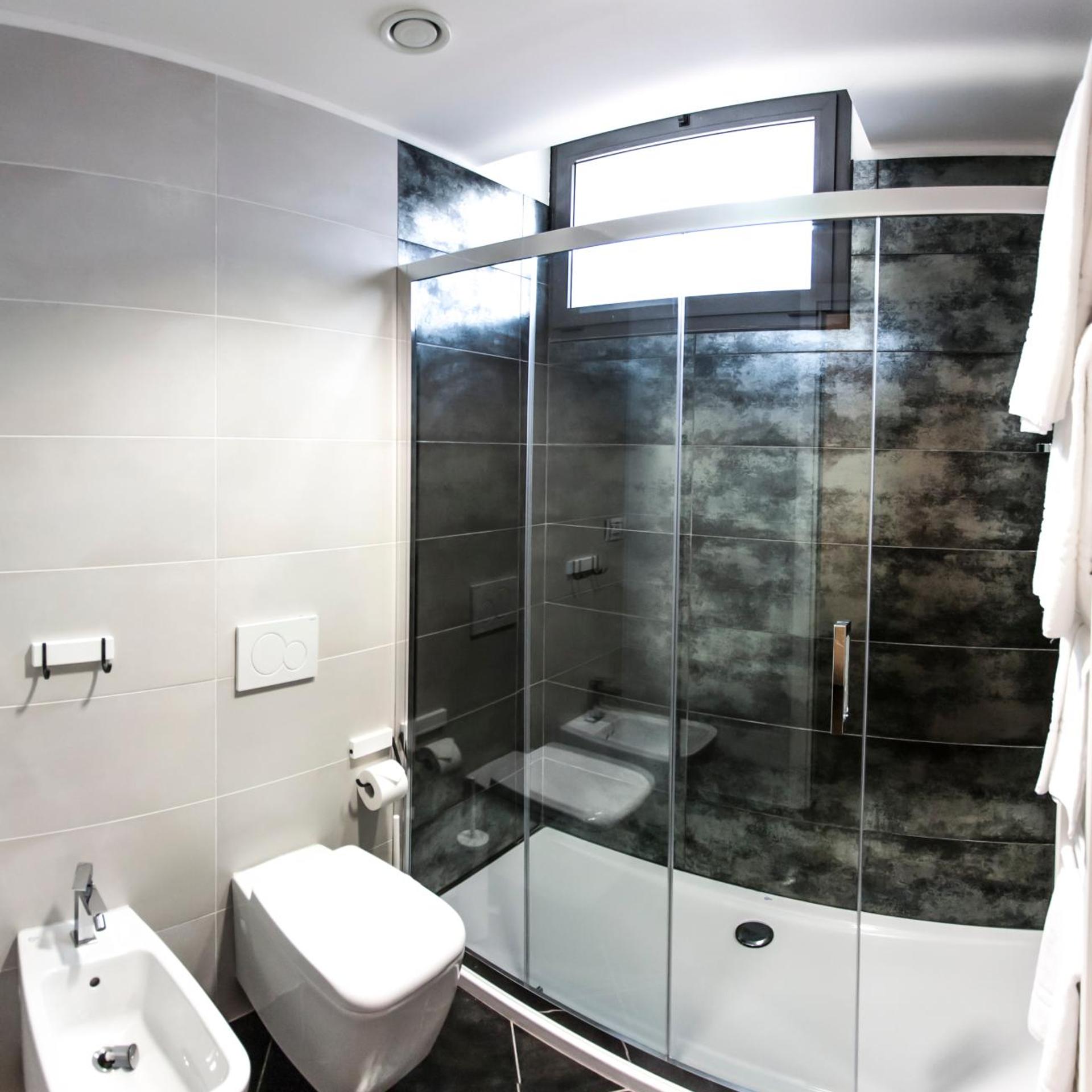 1 BEDROOM, APARTMENT
