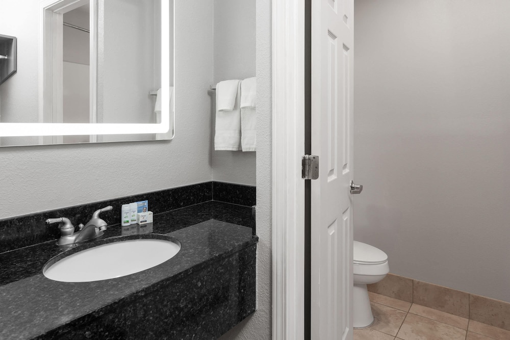 جناح بسريرين كوين بمطبخ صغير، Baymont By Wyndham Indianapolis South 8/10
