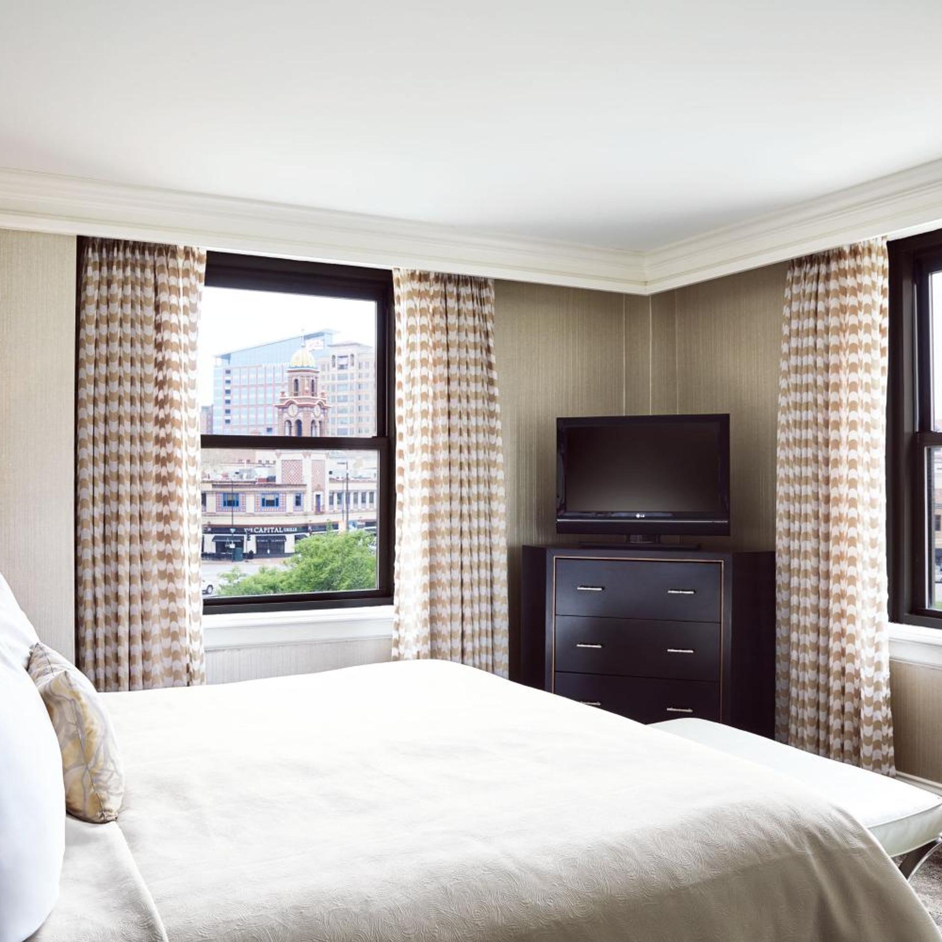 Suite, King Bed, Plaza View, Sofa