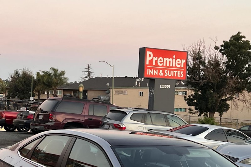 Premier Inn & Suites 18/19