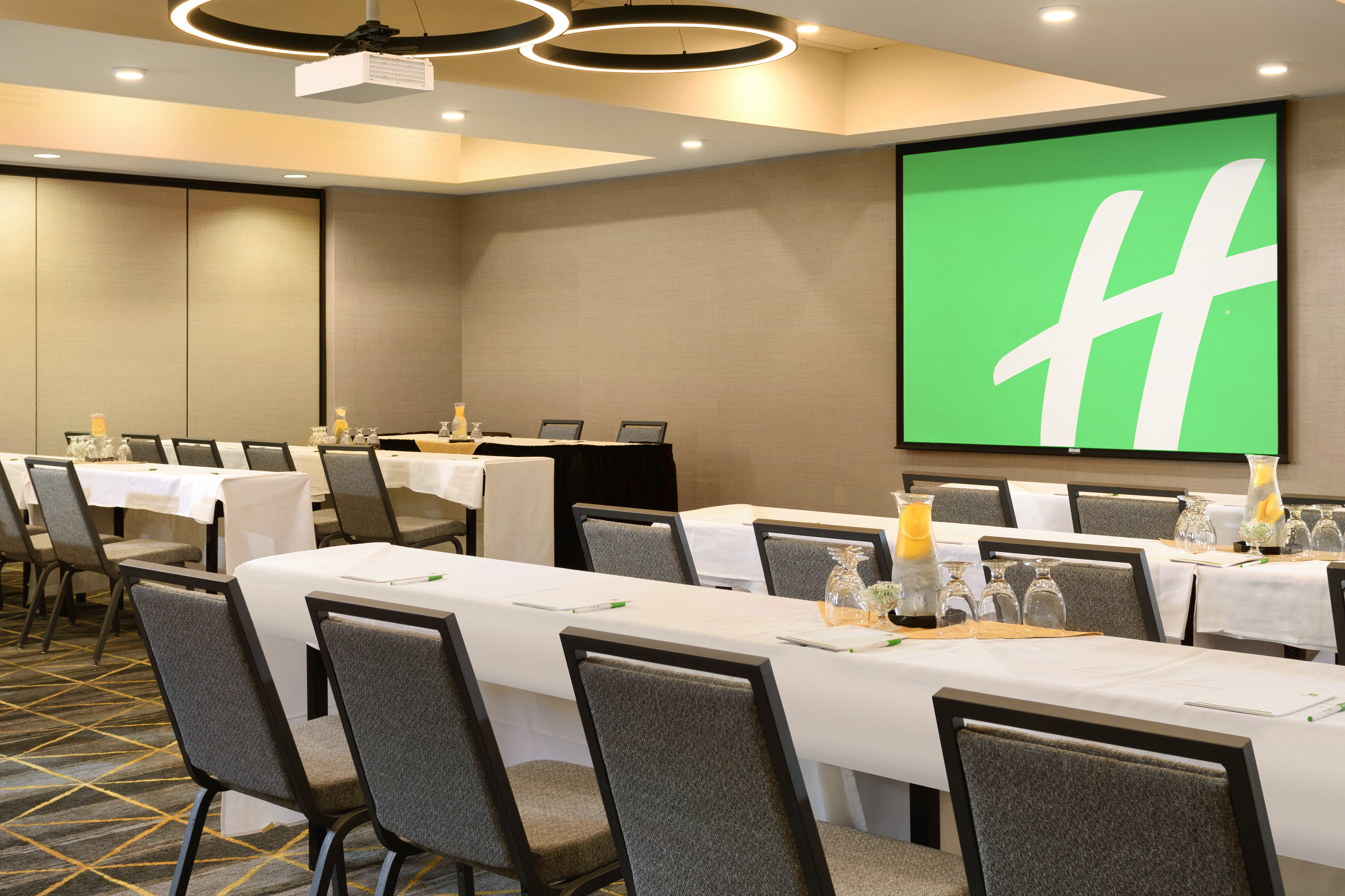 Holiday Inn Hotel Suites Oakland Airport 64/77