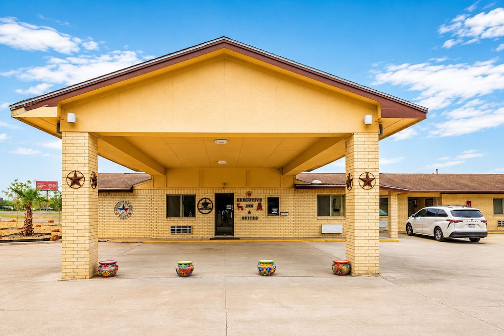 Freer Executive Inn and Studios by OYO 33/44