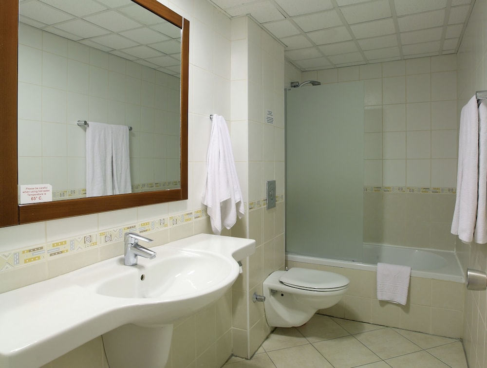 Julian Club Hotel 63/64