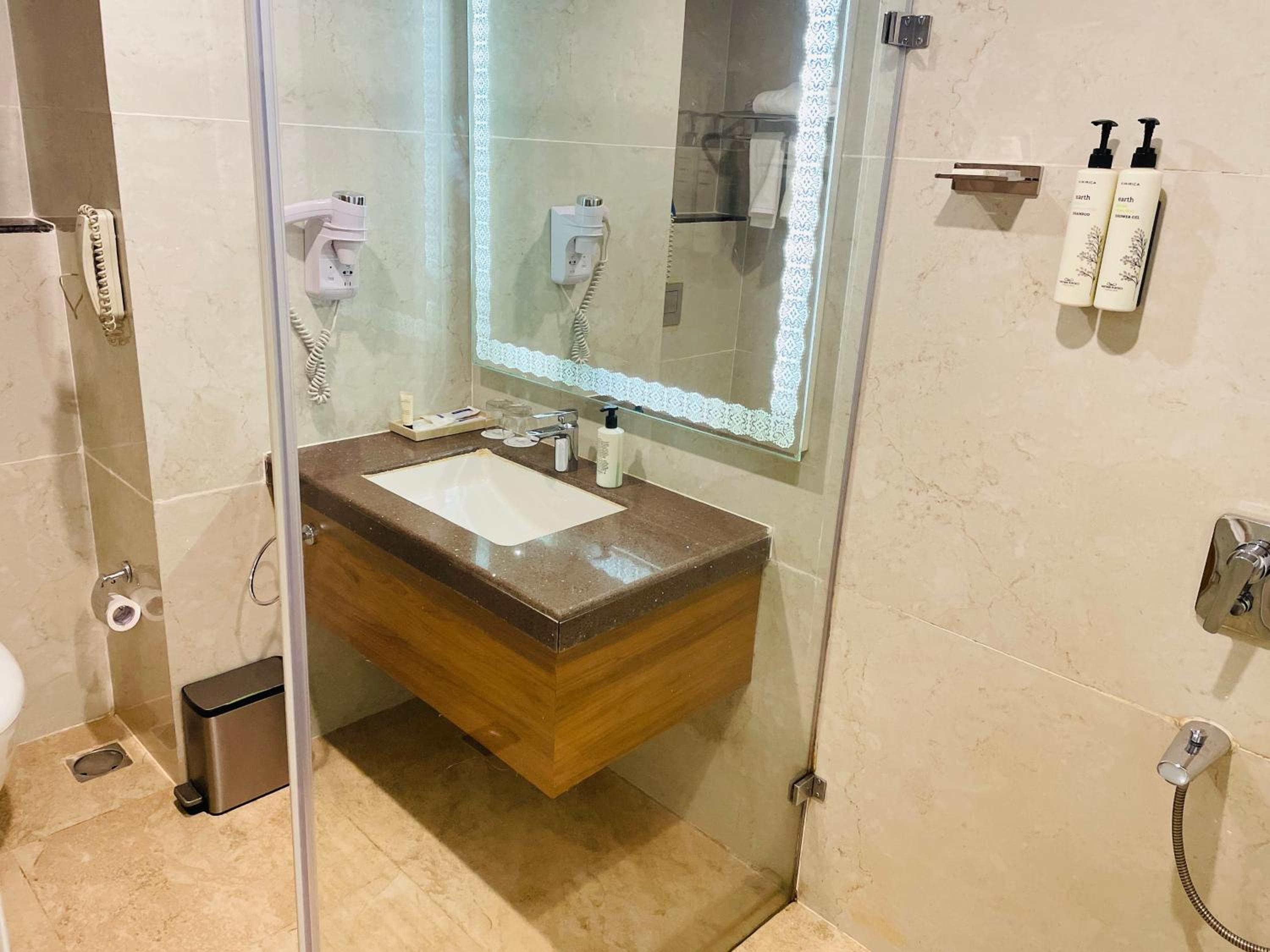غرفة بسرير مزدوج بإطلالة على المسبح بشرفة، Sobit Sarovar Portico Goa 9/10