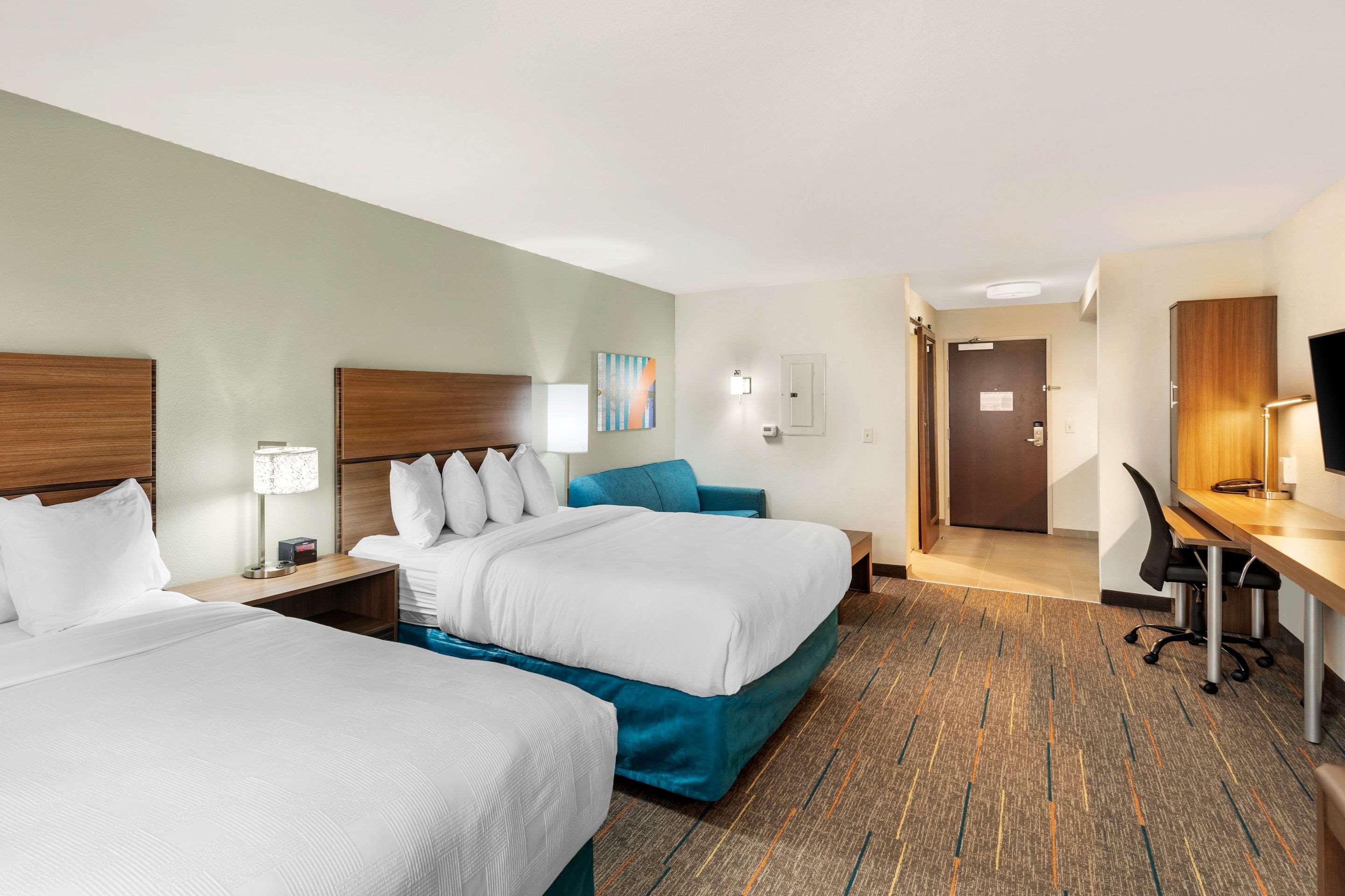 Suite, 2 Queen Beds, Accessible