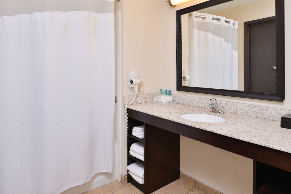 Holiday Inn Express Hotel And Suites Emporia Northwest 14/45