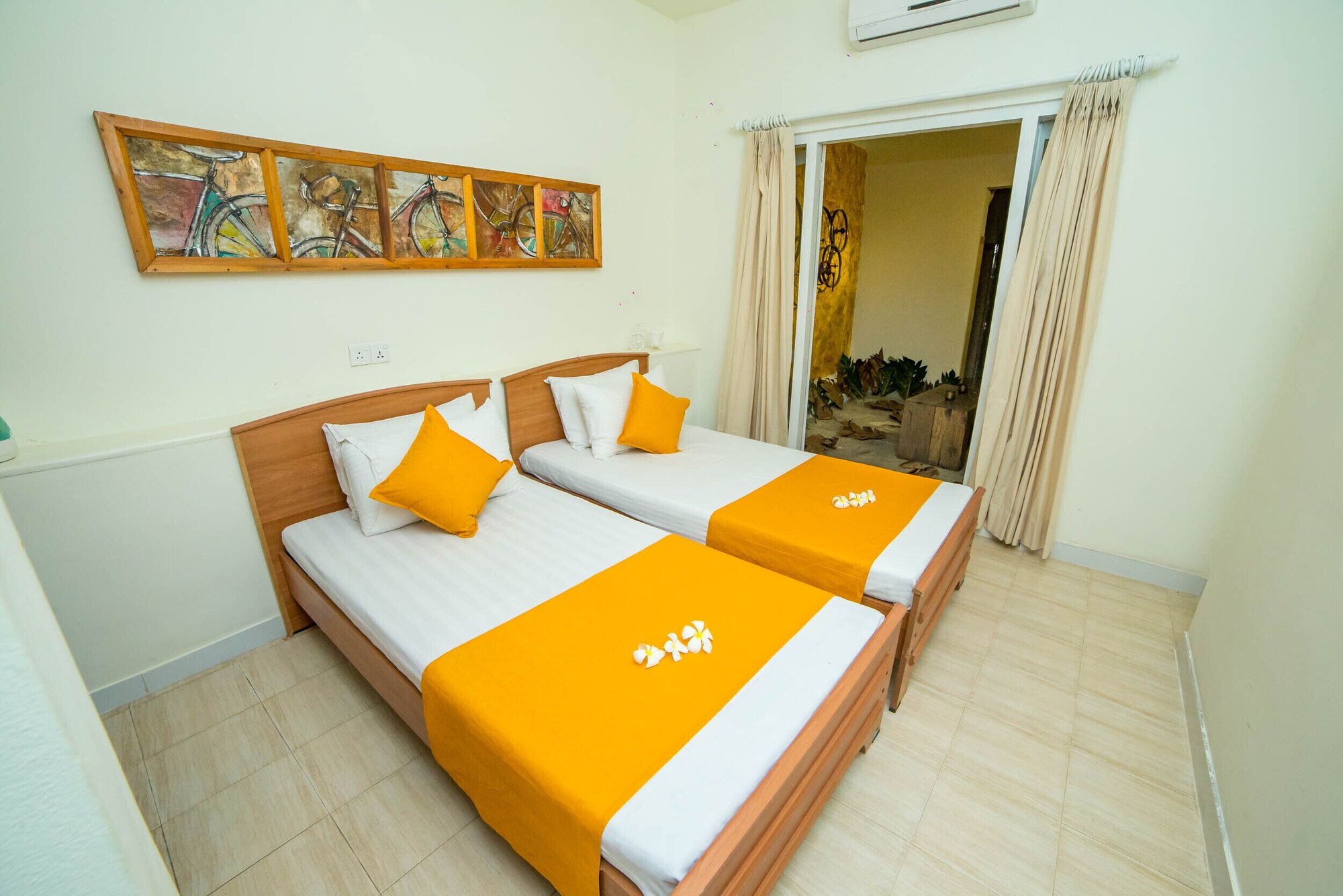 ROOM, TWIN BEDS