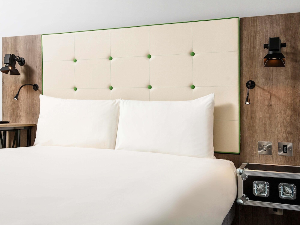 IBIS STYLES LONDON EALING 76/76