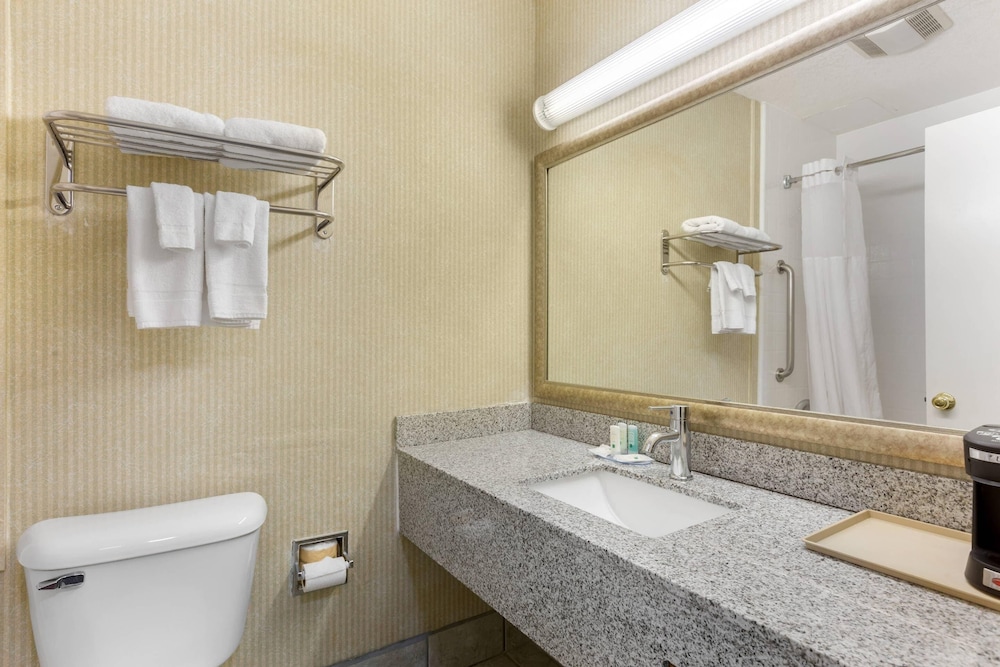 Quality Inn & Suites Oceanside Near Camp Pendleton 48/50