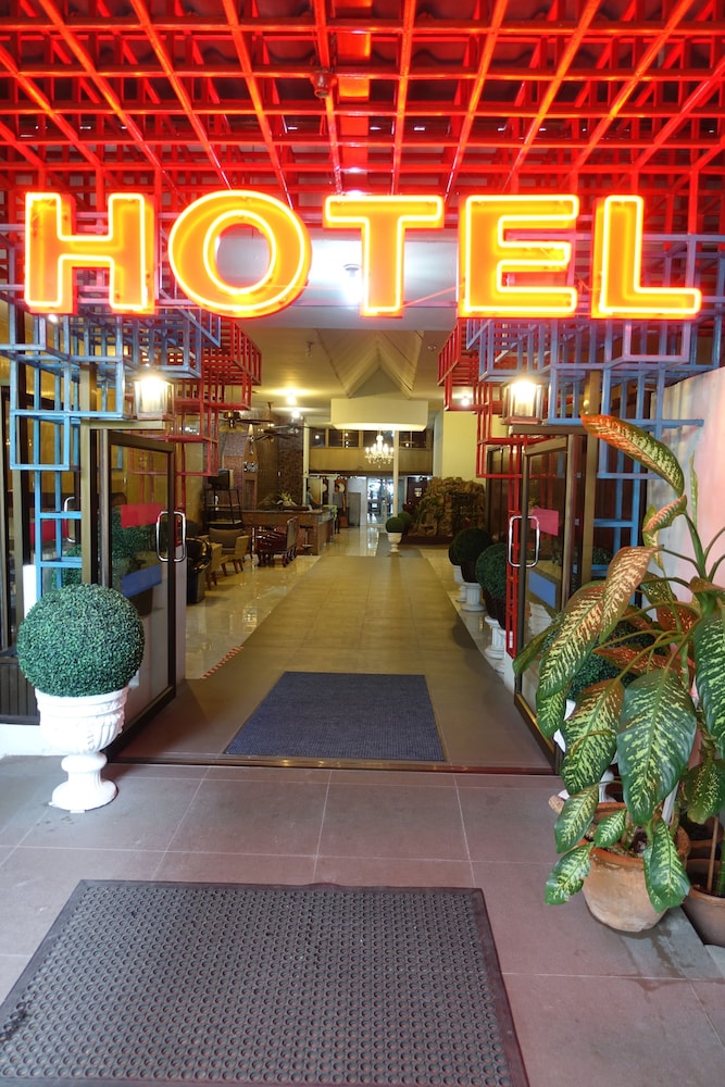 Serene Hotel 3/28