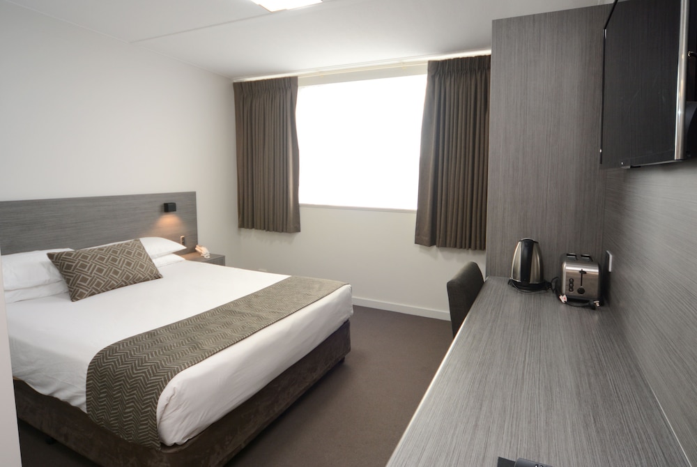 Motel, Queen Bed