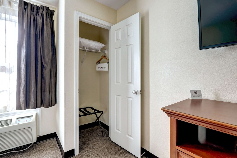 Suburban Studios Westminster Denver North 15/33