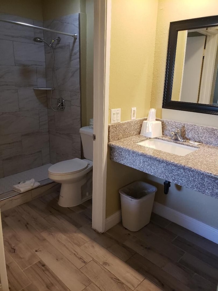 University Inn Fresno 34/48