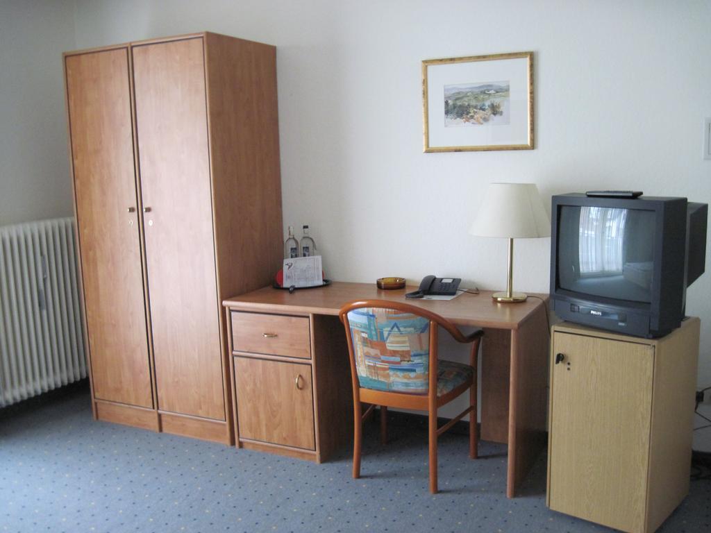 AIR HOTEL WARTBURG 32/36