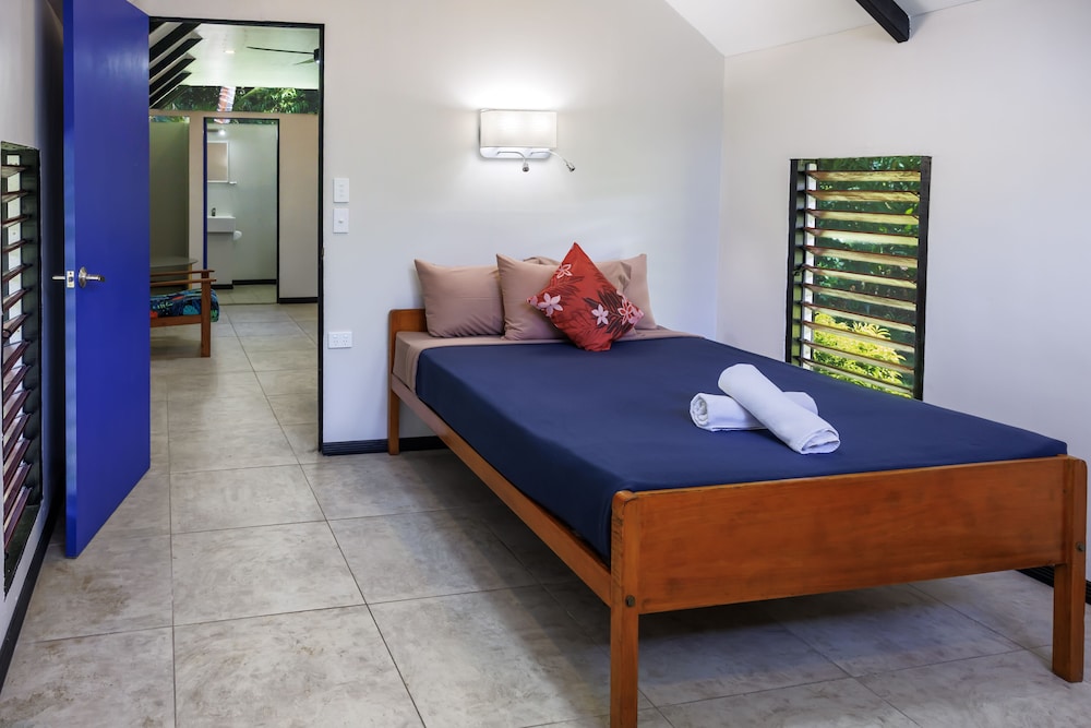 2 Bedrooms, Garden, Bure, Double and Twin Beds